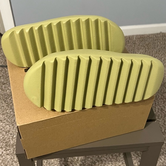 YEEZY SLIDE - Picture 6 of 7